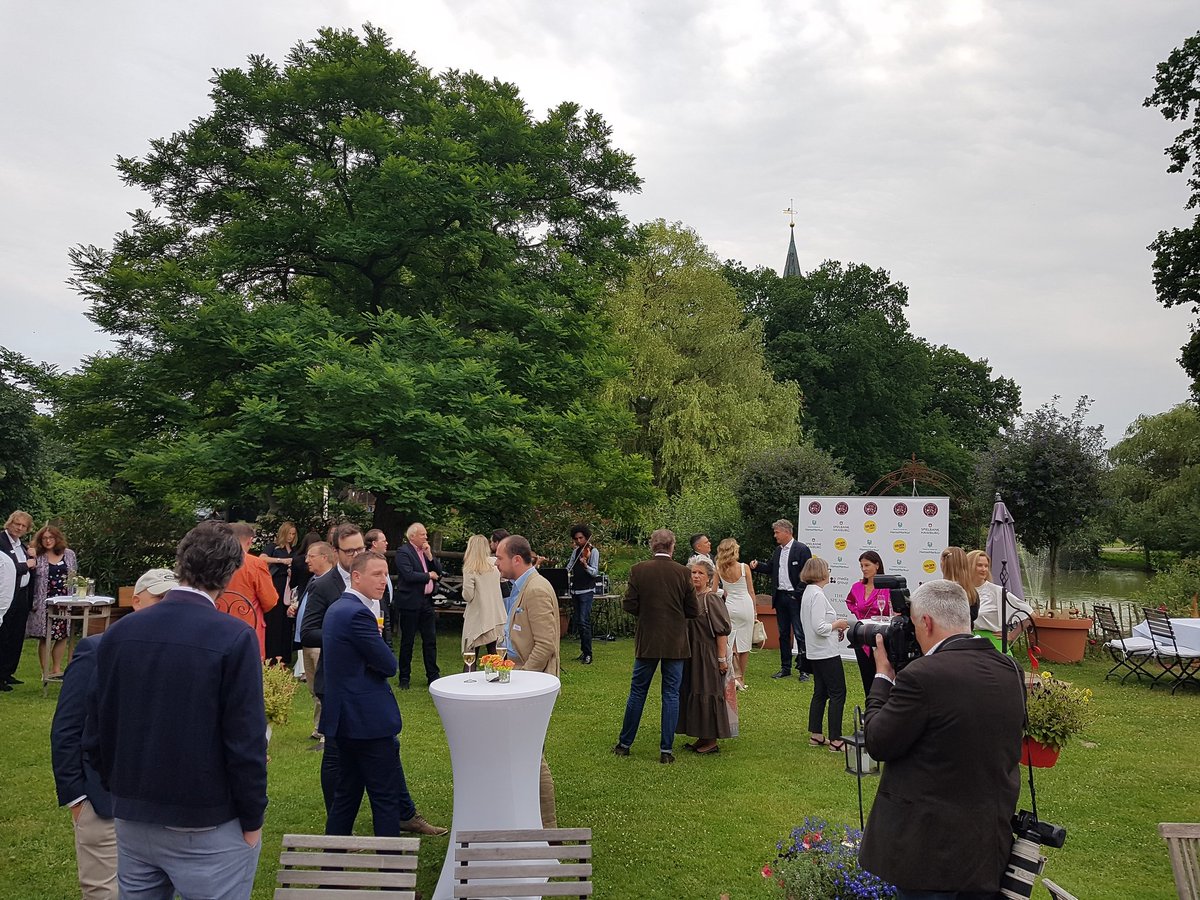 michaela_deluxe's tweet photo. Erstes Promi-Event seit März mit Michaela de Luxe 😍
#Event @Deluxe #Bildzeitung #FaceClub #Dinner #FaceClubDinner #Bild #Vip #PromiEvent #GutBasthorst https://t.co/A13hdhXtOc