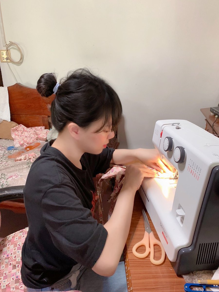 KewWan_TH's tweet photo. เมื่อขวกลับราชบุรีก็จะกลายเป็นกุลสตรี🙇♀️นั่งเย็บผ้า555555 วันนี้ทำผ้าคลุมเบาะให้คุณยาย กับเสื้อทรงแปลกๆให้หม่อมแม่คับ😂
#เขียวหวาน #ขว #เขียวหวานที่เป็นชื่อคนไม่ใช่อาหาร #kewwan #kw #resweet https://t.co/LexriO8FtS
