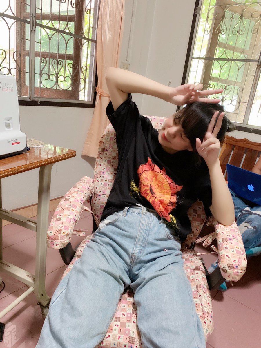 KewWan_TH's tweet photo. เมื่อขวกลับราชบุรีก็จะกลายเป็นกุลสตรี🙇♀️นั่งเย็บผ้า555555 วันนี้ทำผ้าคลุมเบาะให้คุณยาย กับเสื้อทรงแปลกๆให้หม่อมแม่คับ😂
#เขียวหวาน #ขว #เขียวหวานที่เป็นชื่อคนไม่ใช่อาหาร #kewwan #kw #resweet https://t.co/LexriO8FtS