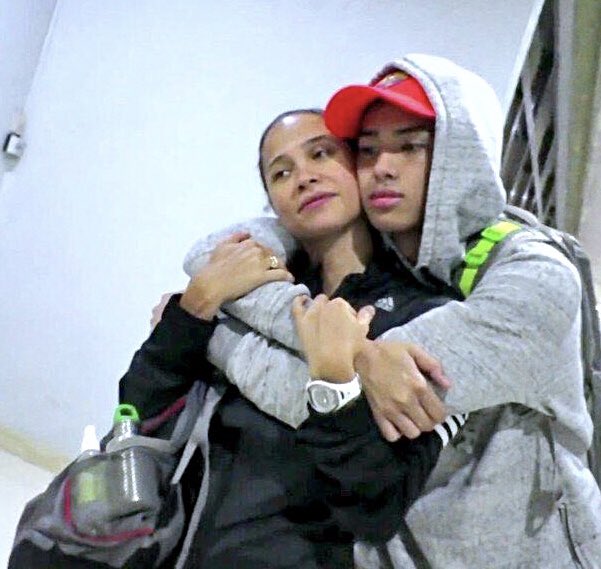 DONATORSPH's tweet photo. a guy who is good to his mom. 🥺 https://t.co/iW4PZzCMAb