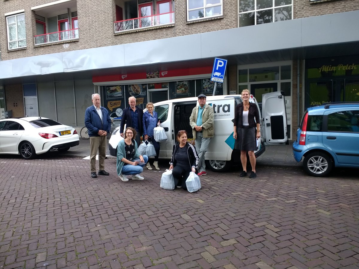 Laatste maaltijden bezorgd vh maaltijdenproject geïnitieerd door #BenLachab + @participatieke1 15 weken lang hebben we vanuit <a href="/Mooiwelzijn/">Mooi welzijn</a> met enthousiaste vrijwilligers kwetsbare bewoners uit Bouwlust/Vrederust/Wateringse veld blij gemaakt. Zie foto deel vh team <a href="/EHooning/">Els Hooning</a>