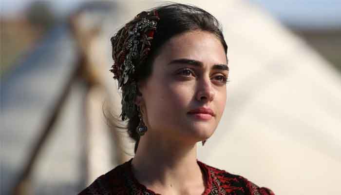 VnsLive's tweet photo. The Turkish star took to Instagram and used Urdu script for Pakistani followers
#Bilgic #DirilisErtugrul #Drama #Ertugrul #EsraBilgic #HalimaSultan #PAKISTAN #PeshawarZalmi #Turkish #Urdu #Zalmi https://t.co/zpV51JNNlh https://t.co/jYAMhvTk6g