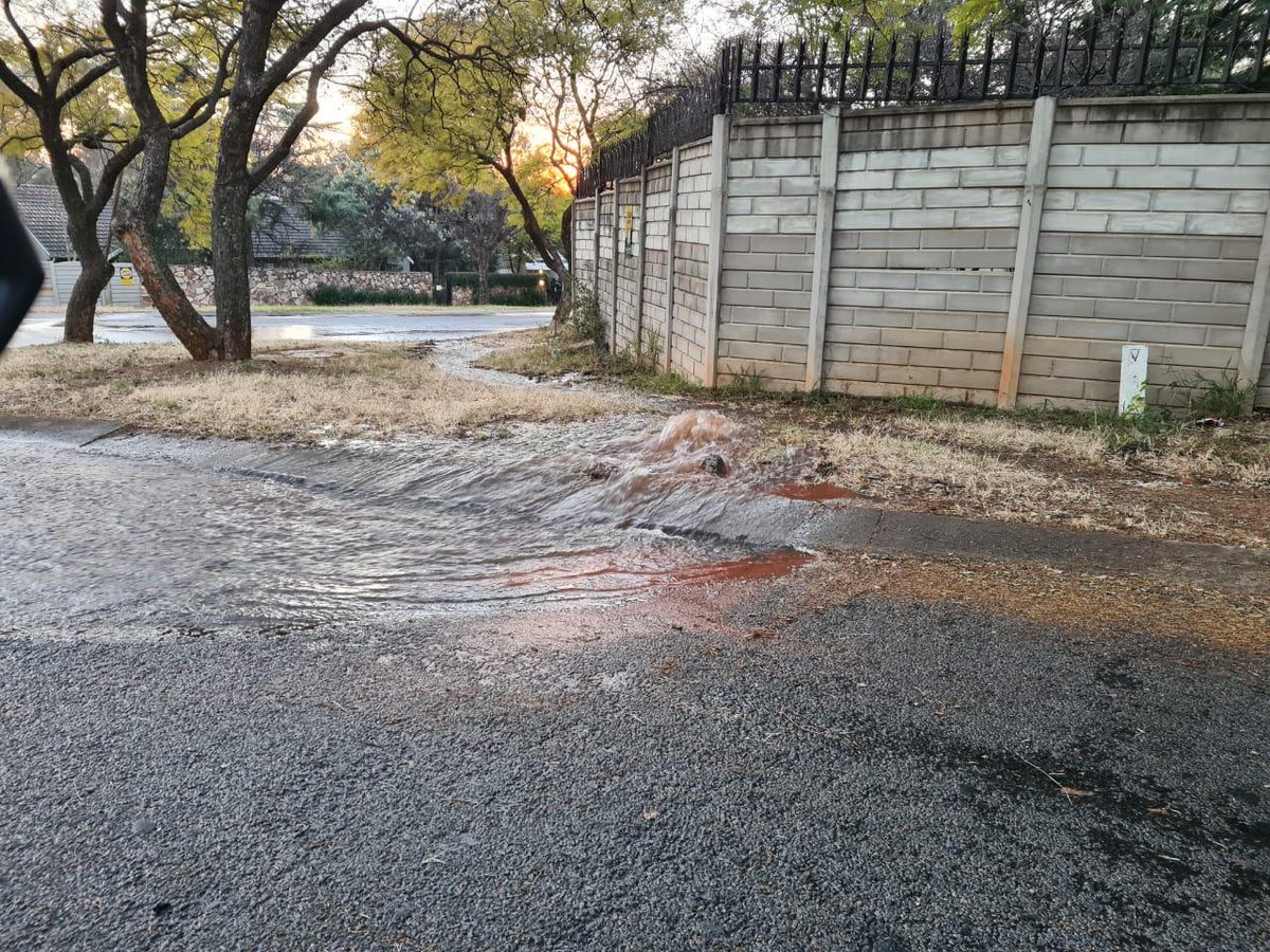 Rob_proudly_ZA's tweet photo. @JHBWater huge water wastage. Reference number:  8004860224 https://t.co/LuGGEGqrXV