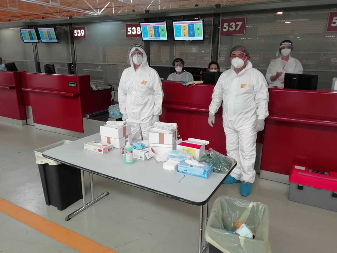 SaluteLazio's tweet photo. #Coronavirus: Unità di Crisi Regione Lazio: Volo speciale Dacca - Roma autorizzato da Enav già 6 tamponi positivi ai test effettuati ieri, che si completeranno durante la mattinata di oggi. Alcuni passeggeri avevano anche alterazione della temperatura. https://t.co/6HQjk6A5wl https://t.co/MQFIRTbn5n