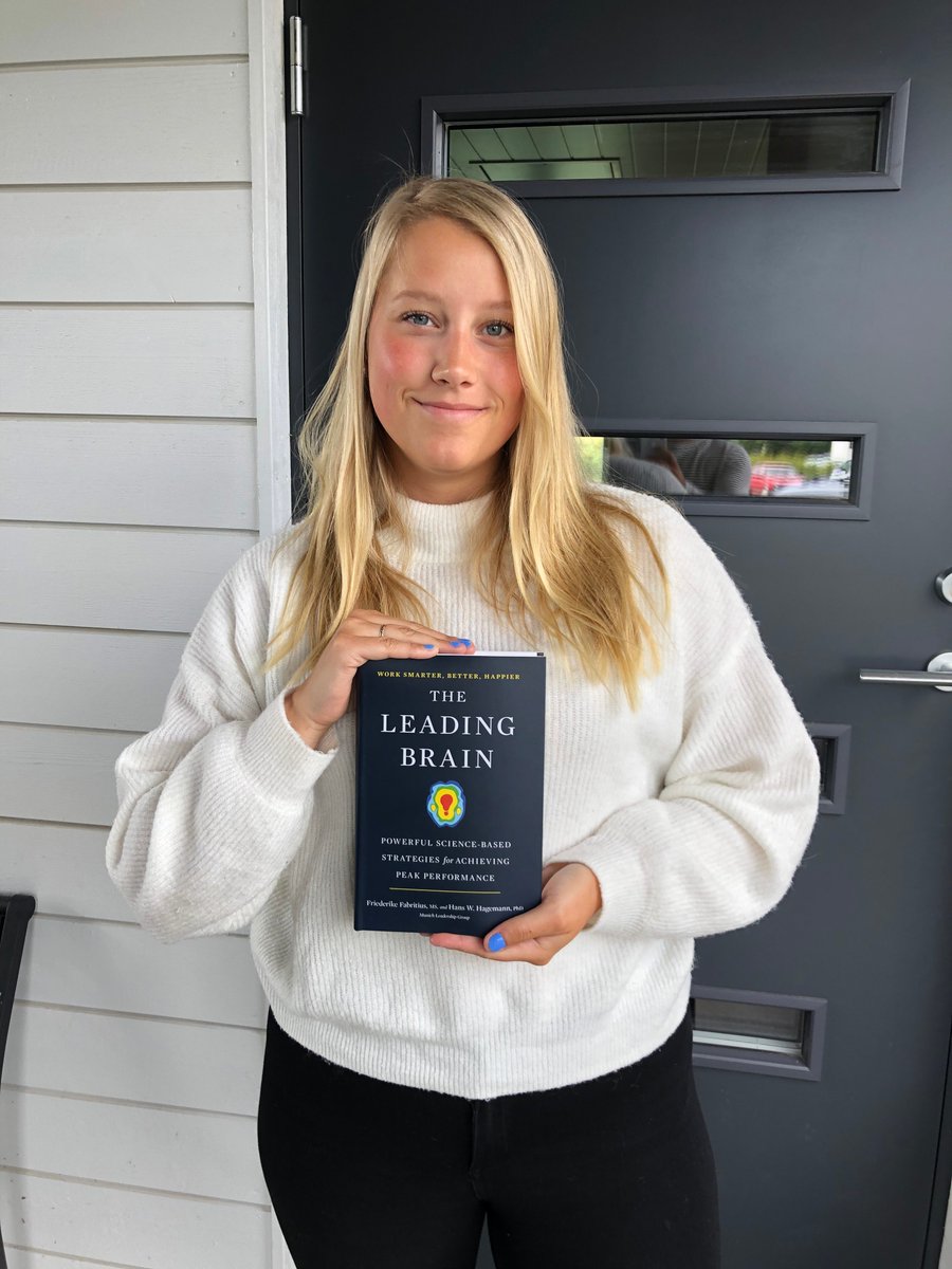 Three happy winners of <a href="/fabulous_brain/">Giorgio Brancaccio-Schiavone</a> book "The Leading Brain" was drawn from June competition, for those who signed up for our newsletter. Here our local winner <a href="/rebeccanrdnstrm/">Rebecca Nordenström</a> getting her copy of the book. Congrats!  #agileislands