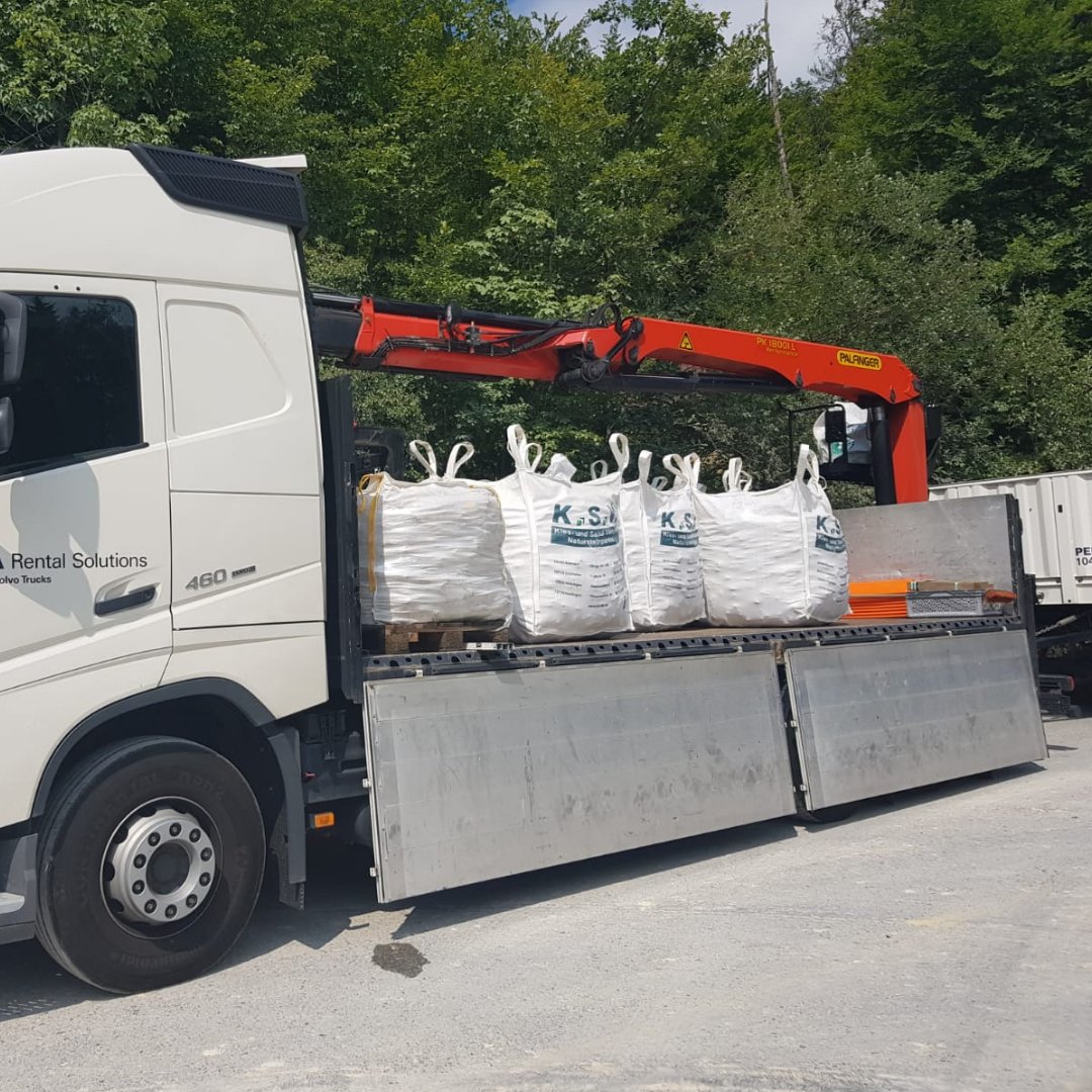 KSV_Biberach's tweet photo. Schon gewusst? #Schüttgüter wie #Verlegesplitt, #Kiessand, #Zierkies und auch #Pflanzenerde verpacken wir für Sie in unsere großen #BigBags. #KSV liefert Ihnen das Material mit unserem 12-Meter-Kran direkt und unkompliziert in Ihren #Garten! https://t.co/Qu5hCA0YcA #Bauen2020 https://t.co/YbnkahDOm8