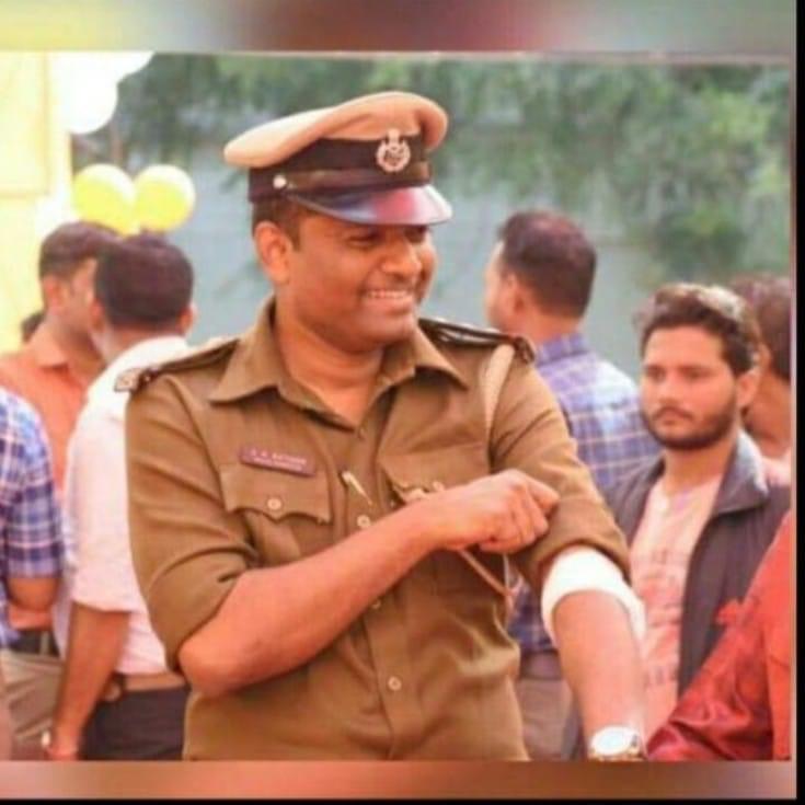 શું પોતાની ફરજ નિભાવવી ગુનો છે?????

શું આ દેશ આ બાવા ઓ થી ચાલે છે કે બંધારણ થી????

#I_support_PI_Rathva_Sir