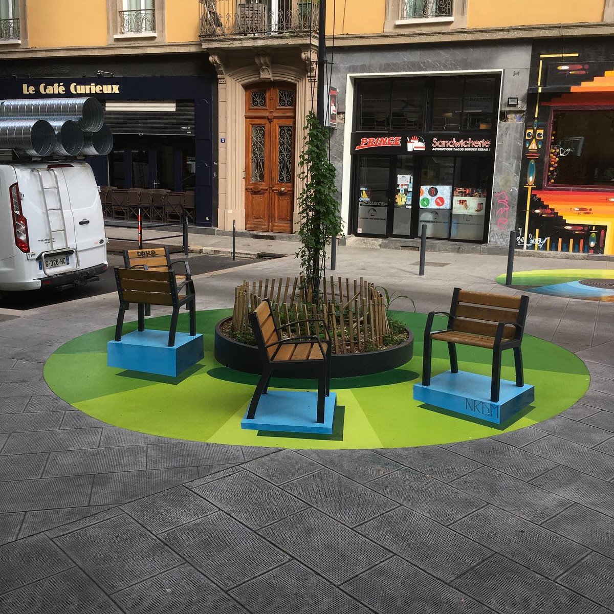 HabitantsCBCH's tweet photo. #NKDM vient de terminer sa 3ème anamorphose à l'entrée #Lakanal ! Cool et colorée et ça continue maintenant à l'intersection suivante #Genissieu https://t.co/Cdoa7mYkOK https://t.co/XNWBJ4ttwJ