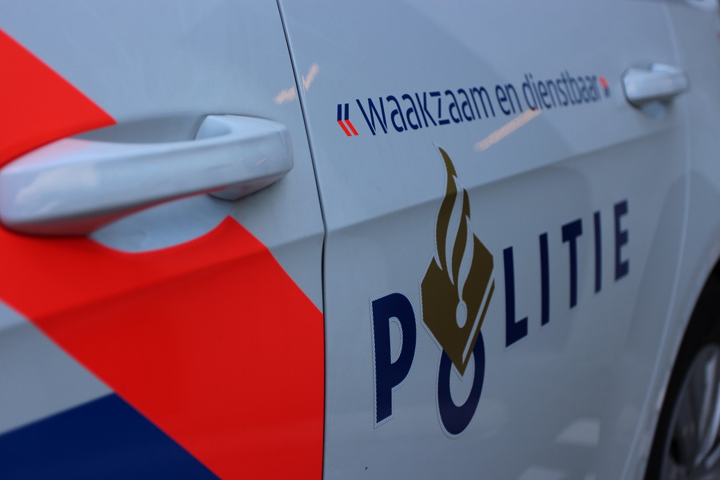 De politie zoekt een automobilist die woensdag doorreed na een ongeval op het Sint Jorisplein in Terborg...