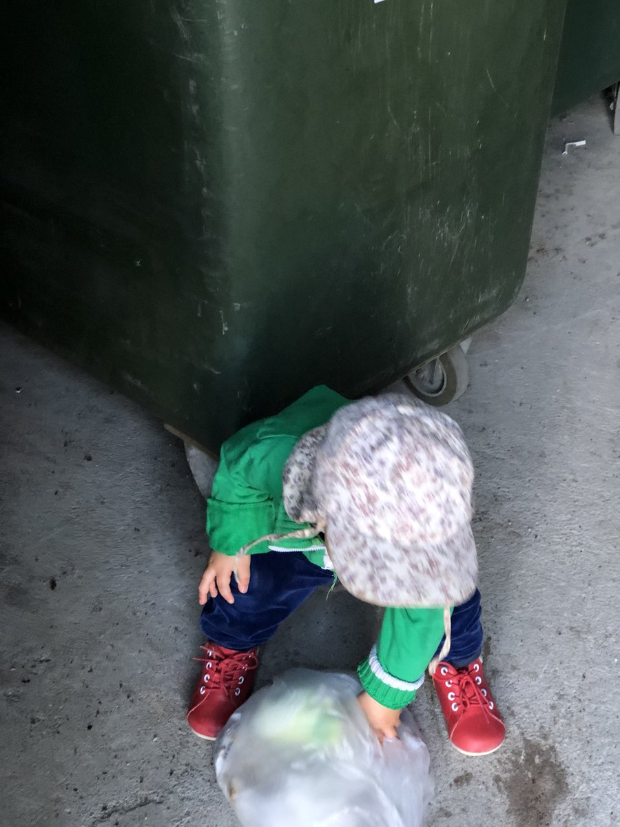 fredrikhardt's tweet image. Sopgubbarna blir bara yngre och yngre. #uppsala #soprummet #spännande.