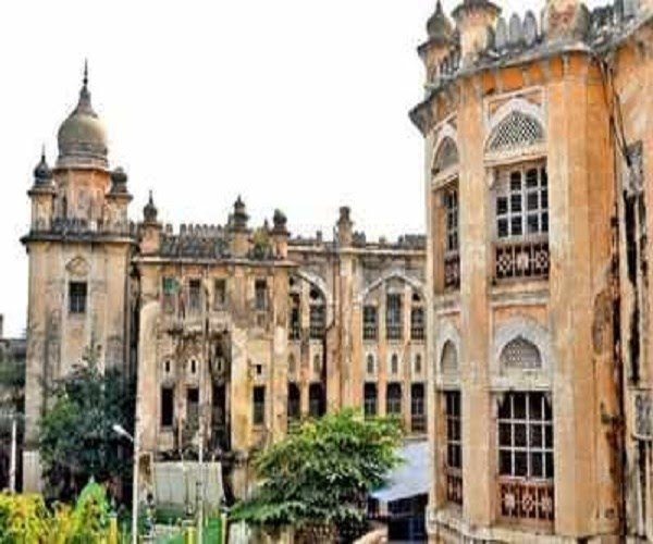 Aamer_Javeed's tweet photo. Osmania General Hospital building needs urgent repairs &amp; restoration. Viral videos show that there are dogs roaming its corridors &amp; unattended patients are lying lifeless outside. But the TRS govt wants a new ₹400crore #TelanganaSecretariat.

#TelanganaCovidFailure https://t.co/jcy8YrJe5m
