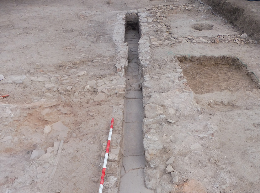 aal_project's tweet photo. Questa struttura idraulica, addossata all’edificio e facilmente accessibile per i lavoratori, è composta da un letto di scivolamento in pendenza e da spallette realizzate con #frammenti di #tegole, #laterizi e coppi legati con malta. https://t.co/Iirg86RTSf