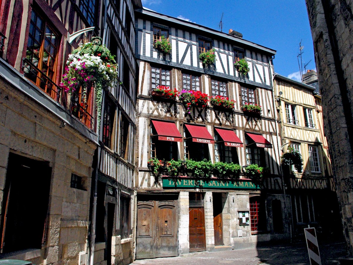 French_Moments's tweet photo. The old town of #Rouen boasts so many beautiful half-timbered houses... They are incredible! 👉 https://t.co/4VsGUW7JSc
.
.
#RouenTourisme #NormandyTourisme #SeineMaritime #FrenchMoments #Enfranceaussi #ExploreFrance #SummerinFrance #normandynow #shareseinemaritime #fb76 https://t.co/qrl37hkG6s