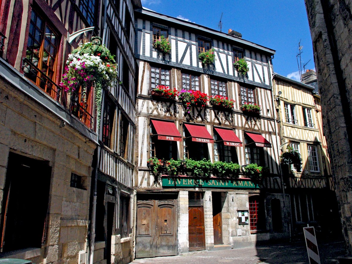 The old town of #Rouen boasts so many beautiful half-timbered houses... They are incredible! 👉 frenchmoments.eu/rouen-old-town/
.
.
#RouenTourisme #NormandyTourisme #SeineMaritime #FrenchMoments #Enfranceaussi #ExploreFrance #SummerinFrance #normandynow #shareseinemaritime #fb76