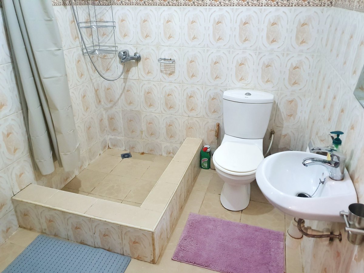 OSBaeta's tweet photo. Ensuite Room for rent in Tseaddo;
Fully furnished
Air condition
Water heater
Smart 32"TV with DStv
Broadband WiFi
You DON'T PAY for any utilities; water, electricity, internet or gas.

You don't have to pay a year upfront like everywhere else. https://t.co/hRxeVLcQyA