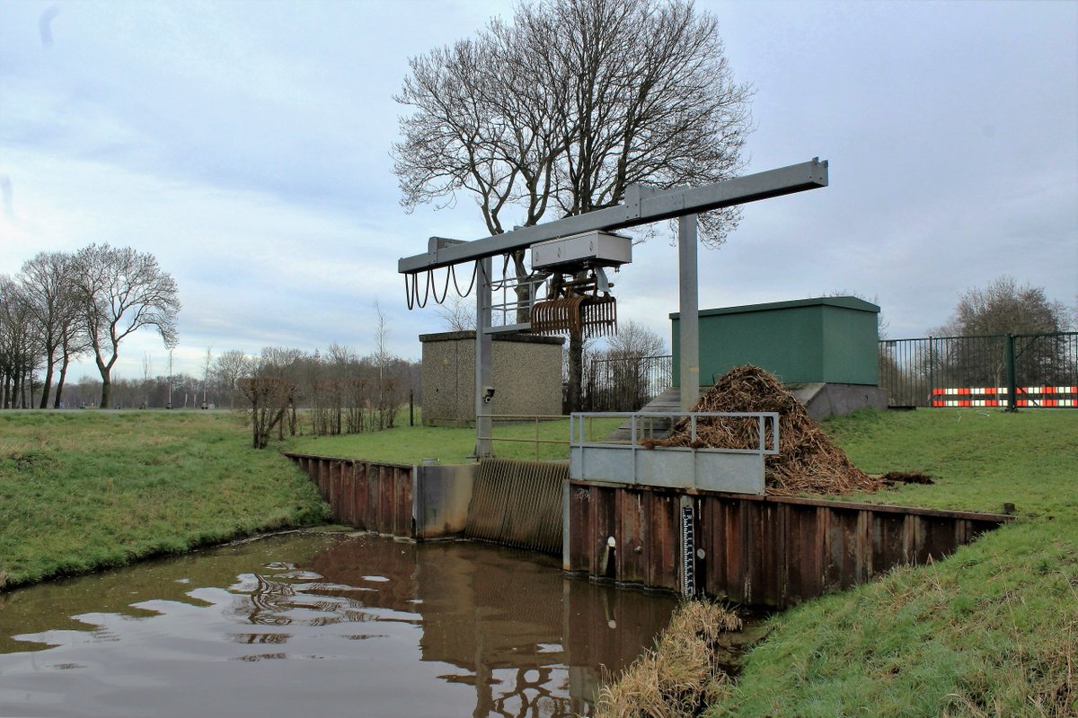 De voorbereidende werkzaamheden voor de renovatie van het gemaal #Giethoorn zijn begonnen. Met het nieuwe #gemaal kan beter worden gereageerd op de watervraag vanuit landbouw en natuur. Ook wordt het gemaal voor de toekomst vispasseerbaar gemaakt. bit.ly/2ZN5kvF