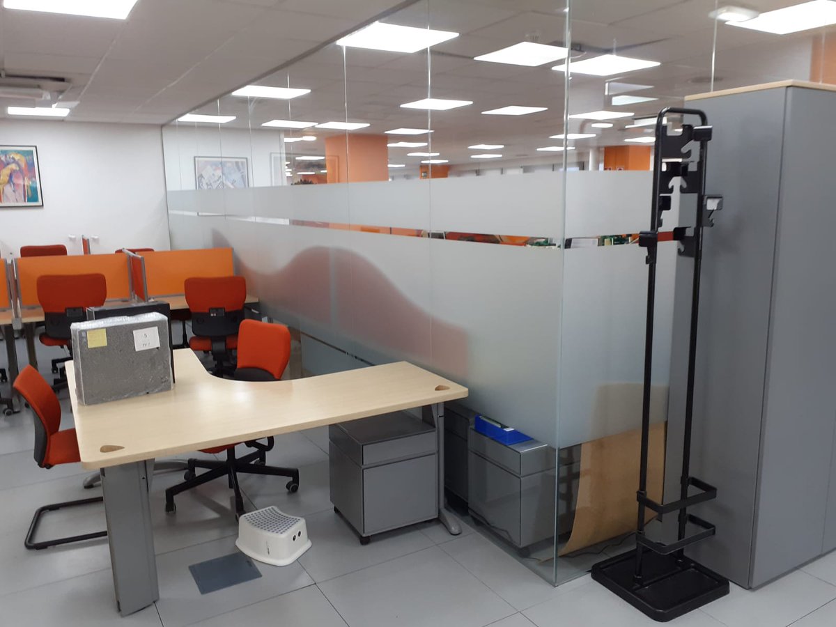 RotuserR's tweet photo. Fabricación e instalación de vinilos adhesivos con acabado Ácido para mamparas de oficinas, con ello conseguimos la privacidad deseada sin renunciar a la luz.

#vinilos #adhesivos #decoracion #mamparas #rotuser #rotulacion
#fabrica #fabricantes #impresion#montajes https://t.co/5tXOuufGdk