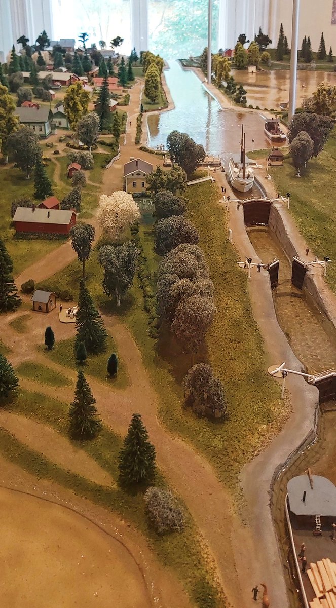 kanavaharkkari's tweet photo. Nykypäivänä matka Saimaan kanavalla kestää noin 6-8 tunnia 8 automatisoidun sulun vauhdittamana. Ennen reissuun täytyi varata jopa viikko aikaa tullakseen läpi 28 sulun.

Tästä Saimaan kanavan museon pienoismallista voit ihastella vuoden 1913 kanavamaisemia Juustilan sululta. https://t.co/f9FX2tAC8h