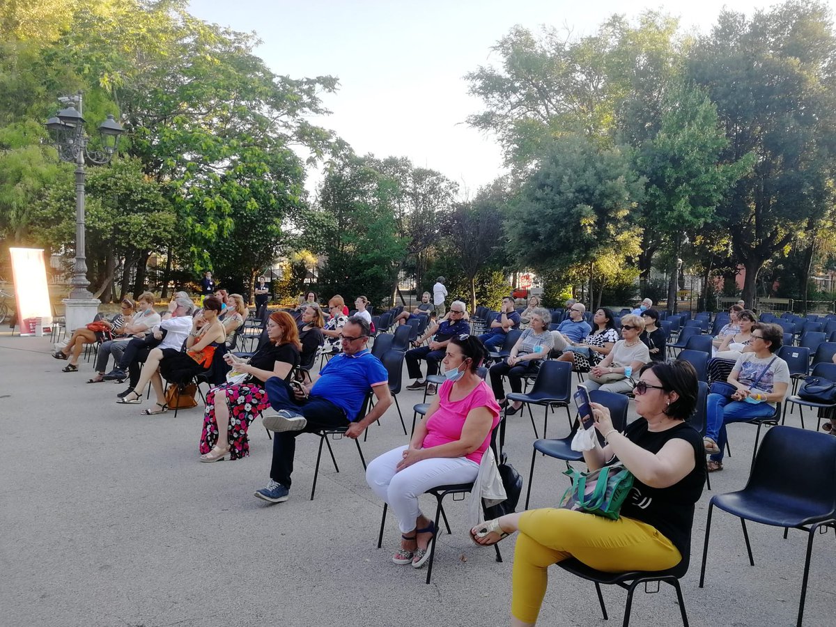 ubikfoggia's tweet photo. ... e ci ha ricordato che stanno per cominciare le riprese della fiction dedicata alla sua serie di romanzi. Gli incontri in Villa Comunale continuano: #domani, #mercoledì #8luglio, ore 19 #LeonardoGliatta #Lafabbricadelsanto @IanieriEdizioni #LibrieDialoghi2020 #UbikLive https://t.co/E5IjEtqTSP