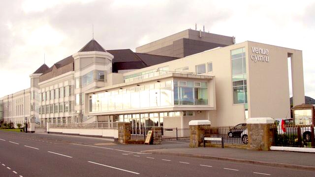 It’s a beautiful morning for a glimpse at  @VenueCymru in Llandudno - this mighty Welsh seaside queen. 5/