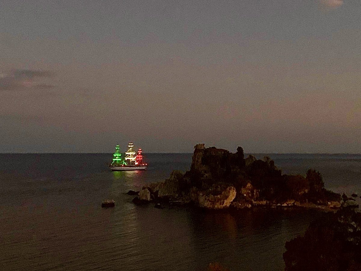 #amerigovespucci fantastica traversata nello scenario unico di #Taormina #isolabella #italia #Sicilia #tricolore ❤️