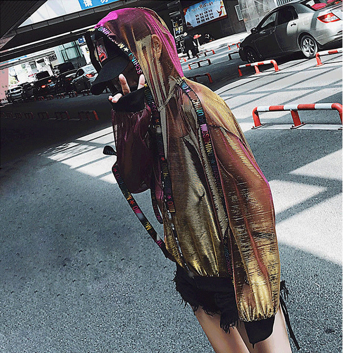 Wear_Blossom's tweet photo. [RT추첨]

🌸오로라 시스루 힙 아우터🌸

여러 각도로 다양한 색을 빛내는 원단이 멋스러운 아우터에요😎

후드 디자인이 가볍고 캐주얼하게 즐기기 딱이랍니다🙌

여름에도 시원하게 입기좋으며, 스트랩이 힙한 분위기를 자아내줘요🖤

사이트https://t.co/TbvH96W545 
블로그https://t.co/gRORqaNsOm https://t.co/2o1jnlGrsy