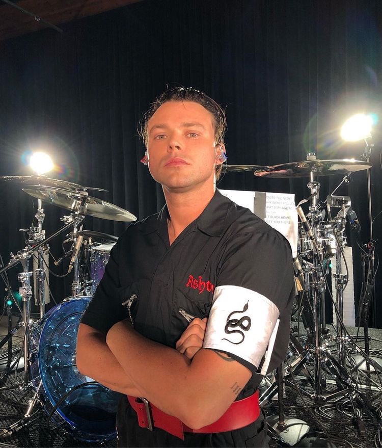 cllumhood's tweet photo. happy birthday to this man 🥺 https://t.co/l9I0yPgl8U