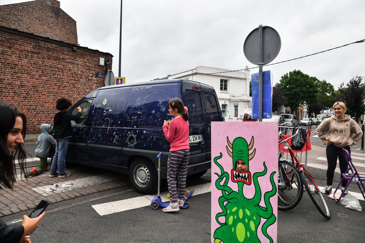 lillefrance's tweet photo. [EN IMAGES] 📸
Chaque samedi de l'été, une rue est laissée aux enfants et devient un terrain de jeux animé par l'asso Les Potes en Ciel ! Le coup d'envoi a été donné le 4 juillet, rue Delvau à Fives.
Rendez-vous le 11 juillet plaine des Vachers (Bois-Blancs) !
#VoyageVoyagesLille https://t.co/r1xl6xg3pE
