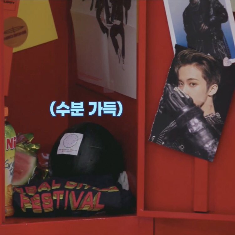 nctmarkarchive's tweet photo. Inside Mark’s locker:
• NU Green Tea
• watermelon 🍉 
• Tight shirt 👕 
• 홈런볼 (Homerun Ball) chocolate filled cookies (?) https://t.co/MlEost6xBV