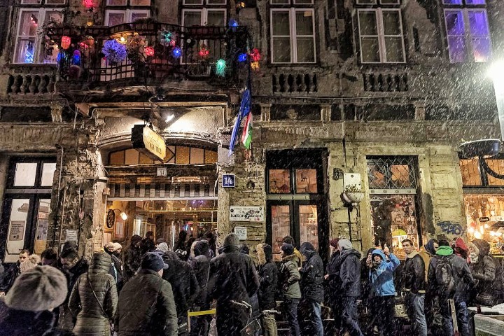 VineyardKapolna's tweet photo. Budapest’s 7th District, also called “party district”:
Strict rules concerning pubs, bars, and clubs in the area, which regulates the opening hours and operation of restaurants at night 🔞🚮🍺
➡️#Budapest #Hungary #barsBUD #bars #partyDistrictBUD
https://t.co/fzaarw1Z5R https://t.co/9IQqGDid8z
