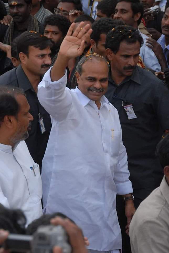 YSJaganTrends's tweet photo. YS Rajashekar Reddy main aim is every citizen of Andhra Pradesh people would live in there own house. For this he introduced Indiramma Illu scheme and distruted houses for weaker sections people. #LegendYSRJayanthi https://t.co/n6ROp8XBXv