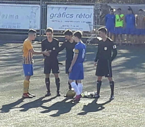 martaayatsviola's tweet photo. Ser Capitán es mucho más que llevar un brazalete en el brazo, es compromiso, liderazgo y sobre todo compañerismo, sabiendo que lo primero...SIEMPRE ES EL EQUIPO. @frangarr26 .  Gran verdad . porque siempre has jugado y puesto el equipo antes que TU. @arnaufuste8 gran orgullo.👏⚽️ https://t.co/iQlseVgnXY