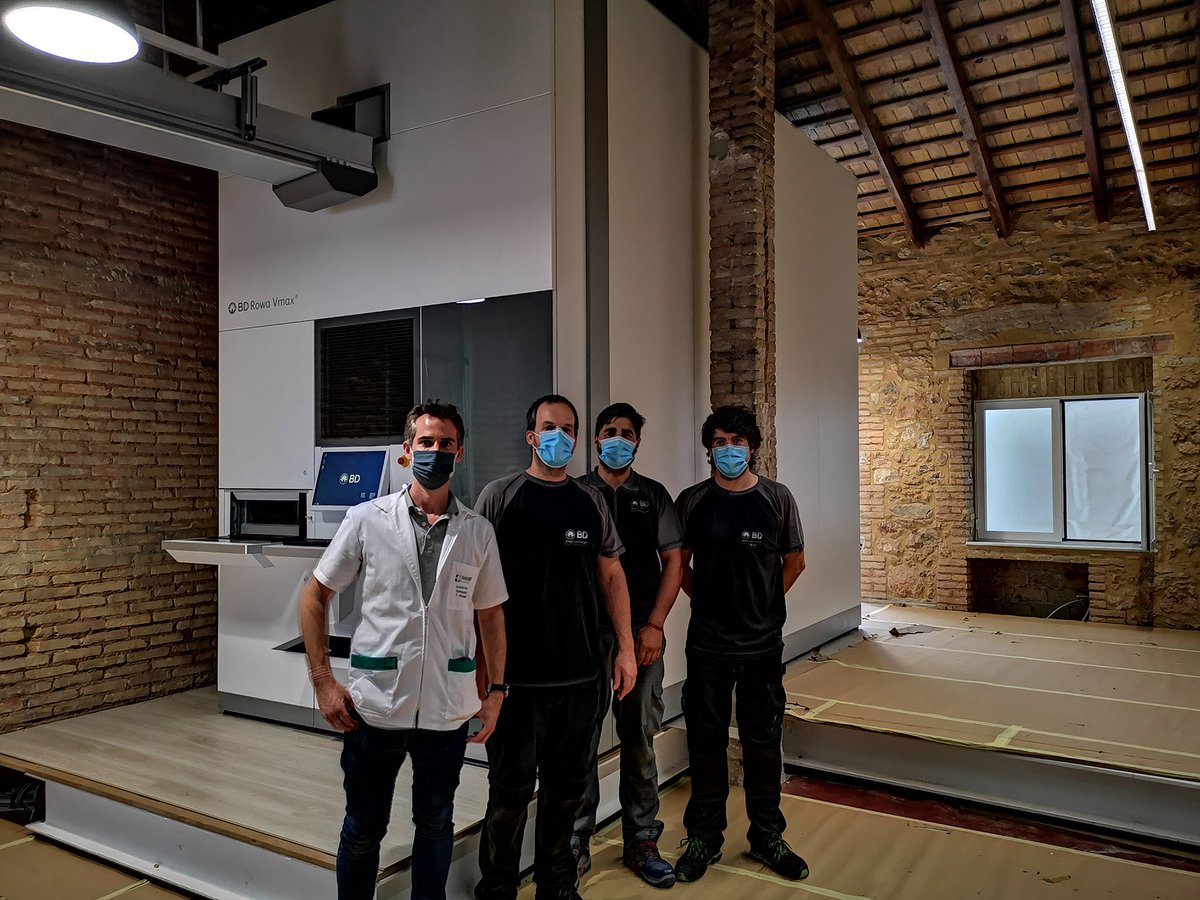 bdrowaes's tweet photo. Enhorabuena a la @farmacianavarromoncada por este nuevo miembro del equipo. Seguro que el nuevo sistema se siente agradecido por esa situación tan fantástica. 
#10000robots #bdrowa #innovationforpeople https://t.co/DzuXA5L3f4