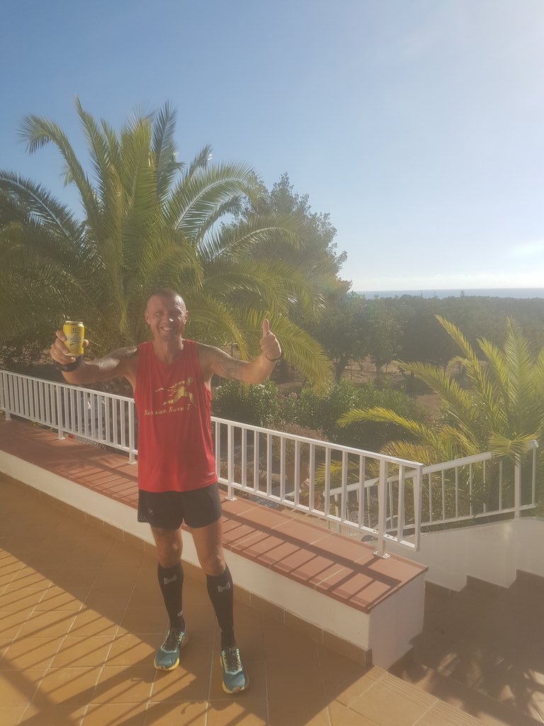 010Mars's tweet photo. Gister flink aan de cerveza vanmorgen halve marathon gelopen. De zwaarste ooit maar gewoon gedaan. Heuvel op heuvel op heuvel op en ooh ja heuvel op pffffff. #ibiza #ibizamarathon #epicrun #sunedition https://t.co/77gbtuApik