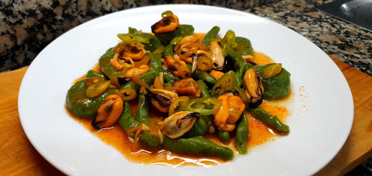 MiCocinaJIF's tweet photo. #PastadeEspinacas #SpinachPasta #Mejillones #Mussels #AOVE #Guindilla #Chilli #Ajo #Garlic #Harina #Flour #Tomatefrito #FriedTomato #comersano #ComerBien #eatgood #easy #yummy #yum #food @OlisBargallo
Ver vídeo receta completa en/see full recipe video in
https://t.co/UkVj8KIC5t https://t.co/7WrqelStUc