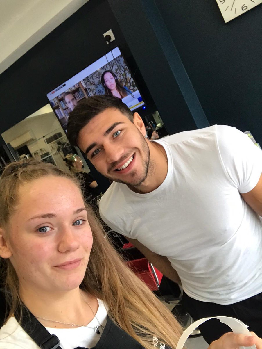 Copeland2019's tweet photo. Bit of sunshine ☀️on a dreary day😍Tommy Fury #hale#halebarns#bowdon https://t.co/PYhtjNBpnk