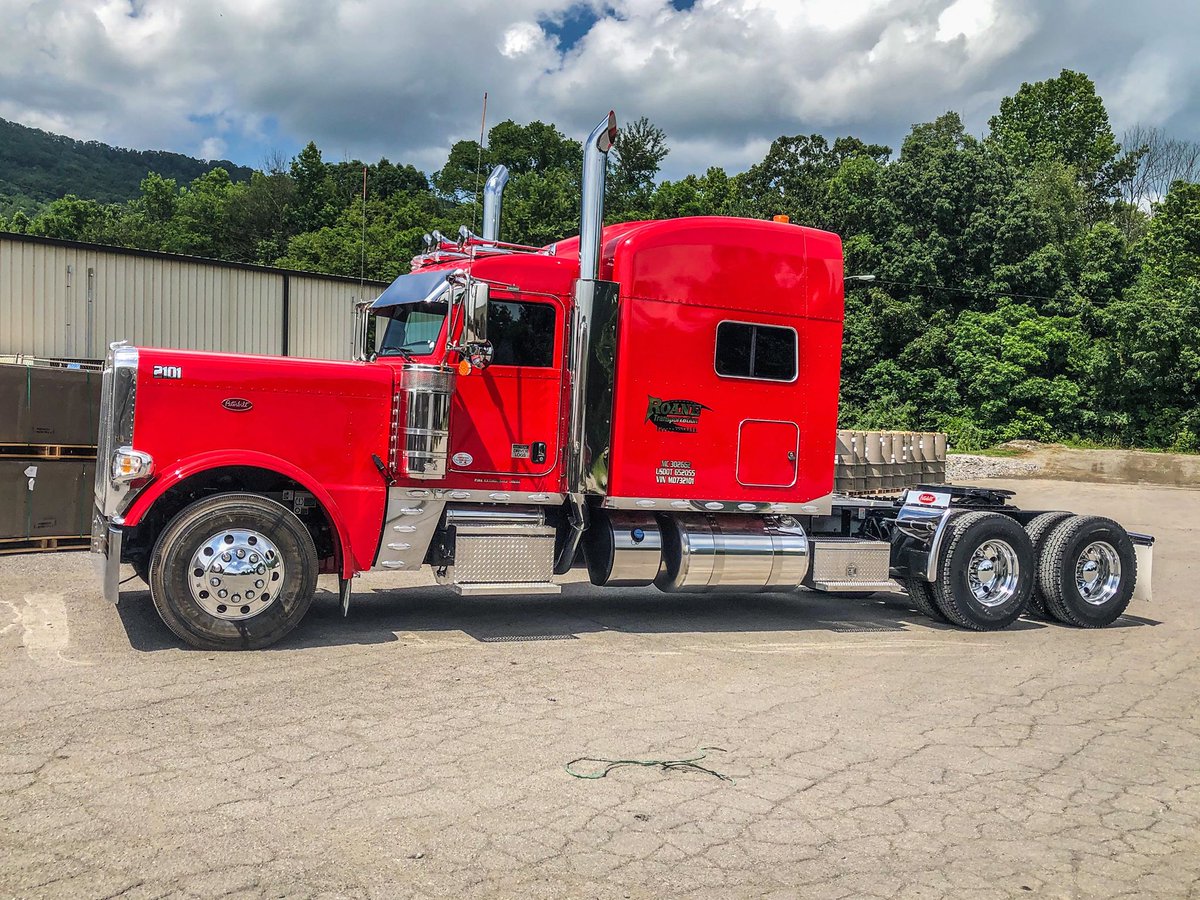 RoaneTransport's tweet photo. One of our new trucks we got in last week! #Peterbilt #Cummins #Flatbed #FlatbedDrivers #OTR #Regional #RoaneTrans https://t.co/Vu7bfd6Qut