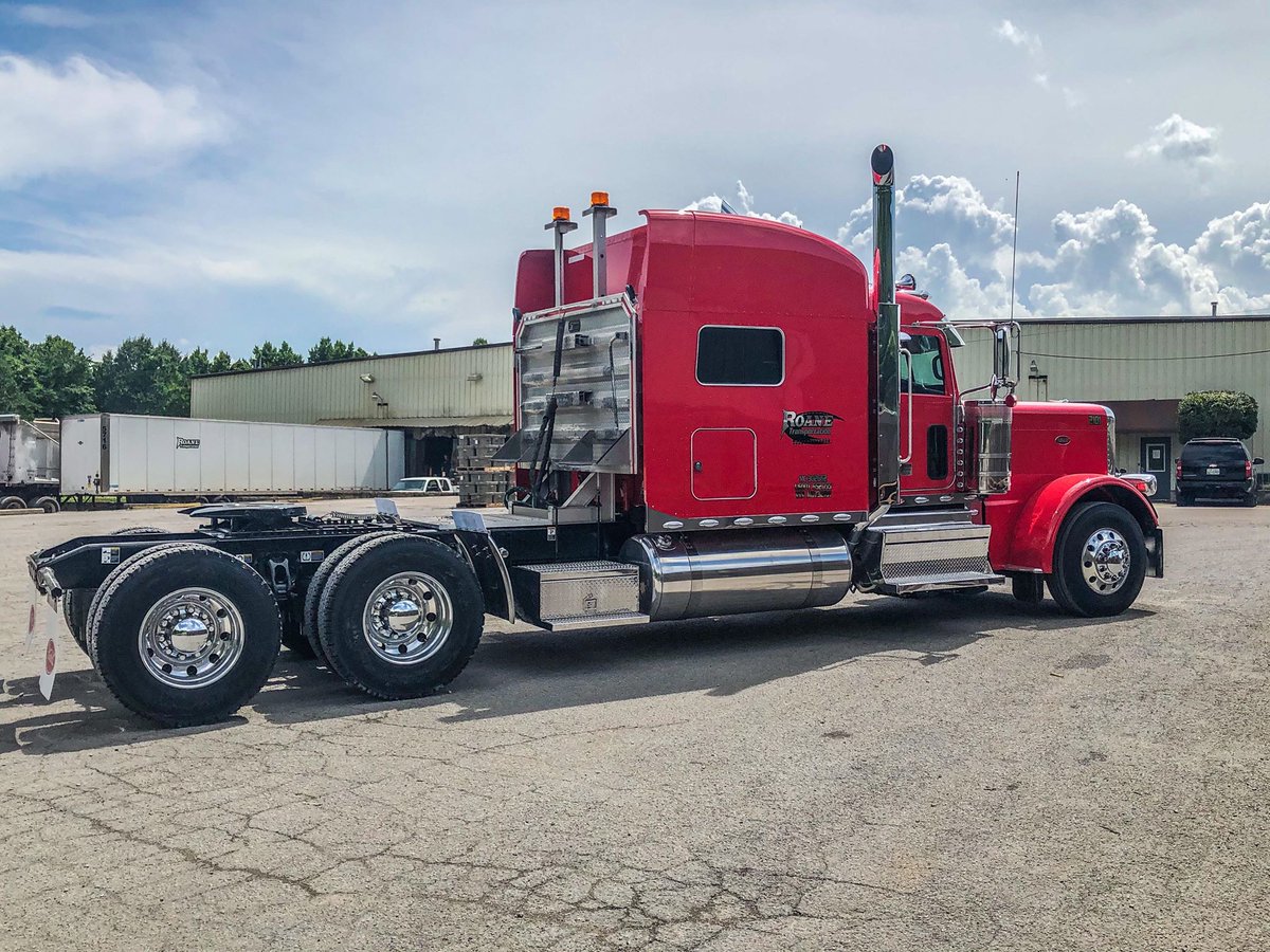 RoaneTransport's tweet photo. One of our new trucks we got in last week! #Peterbilt #Cummins #Flatbed #FlatbedDrivers #OTR #Regional #RoaneTrans https://t.co/Vu7bfd6Qut