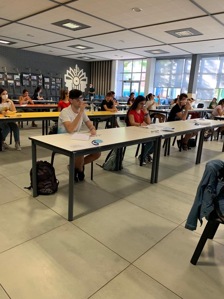 escuelassj's tweet photo. #FemEscola #Ebau #Pau2020
💚Todos estamos con el alumnado d #2Bachiller #2CFGS
Este año el espacio s familiar,los nervios no tanto...xo no dudéis,tenéis talento de sobra,ánimo!💪🏻
Gracias a los q la han hecho posible(distancia seg.,desinfección,revisión normas y mil cosas +)👏🏼 https://t.co/uK8bd5yzye