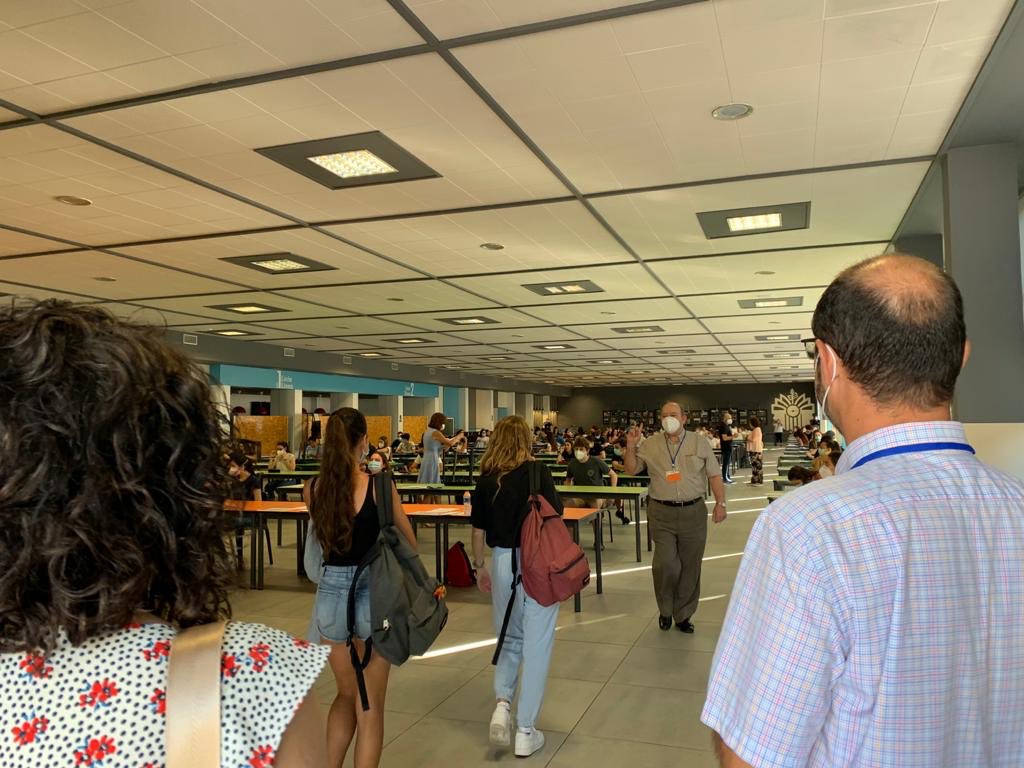 escuelassj's tweet photo. #FemEscola #Ebau #Pau2020
💚Todos estamos con el alumnado d #2Bachiller #2CFGS
Este año el espacio s familiar,los nervios no tanto...xo no dudéis,tenéis talento de sobra,ánimo!💪🏻
Gracias a los q la han hecho posible(distancia seg.,desinfección,revisión normas y mil cosas +)👏🏼 https://t.co/uK8bd5yzye