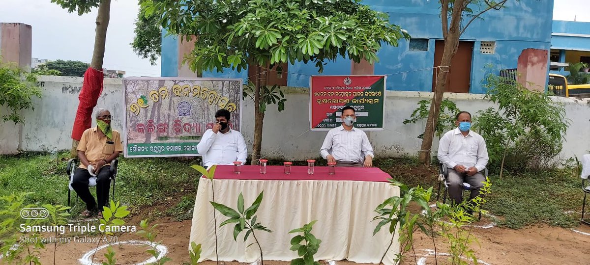 BJD4Ganjam's tweet photo. ୬୧ତମ ବନ ମହୋତ୍ସବ ପାଳନ ଉପଲକ୍ଷେ ରଘୁପତି ନଗର ସ୍ଥିତ କଳିଙ୍ଗ ବିଦ୍ୟା ମନ୍ଦିର ସ୍କୁଲ ପ୍ରାଙ୍ଗଣରେ ବୃକ୍ଷରୋପଣ କାର୍ଯ୍ୟକ୍ରମ ଅନୁଷ୍ଠିତ ହୋଇଅଛି। ଉକ୍ତ କାର୍ଯ୍ୟକ୍ରମରେ ମୁଖ୍ୟ ଅତିଥି ମା ବିଧାୟକ ଶ୍ରୀ ବିକ୍ରମ କୁମାର ପଣ୍ଡା ଓ ଜିଲ୍ଲା ବନ ଅଧିକାରୀ ଯୋଗଦାନ କରି ବୃକ୍ଷରୋପଣ ପାଇଁ ଉତ୍ସାହିତ କରିଥିଲେ।
@Naveen_Odisha 
@bjd_odisha https://t.co/vUqXXUmx3F