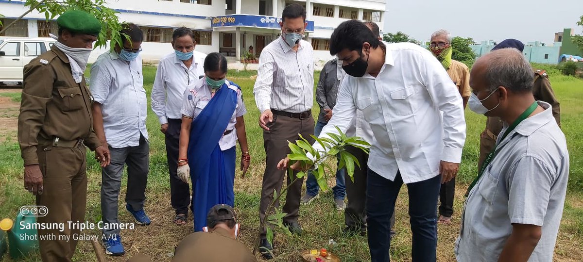 BJD4Ganjam's tweet photo. ୬୧ତମ ବନ ମହୋତ୍ସବ ପାଳନ ଉପଲକ୍ଷେ ରଘୁପତି ନଗର ସ୍ଥିତ କଳିଙ୍ଗ ବିଦ୍ୟା ମନ୍ଦିର ସ୍କୁଲ ପ୍ରାଙ୍ଗଣରେ ବୃକ୍ଷରୋପଣ କାର୍ଯ୍ୟକ୍ରମ ଅନୁଷ୍ଠିତ ହୋଇଅଛି। ଉକ୍ତ କାର୍ଯ୍ୟକ୍ରମରେ ମୁଖ୍ୟ ଅତିଥି ମା ବିଧାୟକ ଶ୍ରୀ ବିକ୍ରମ କୁମାର ପଣ୍ଡା ଓ ଜିଲ୍ଲା ବନ ଅଧିକାରୀ ଯୋଗଦାନ କରି ବୃକ୍ଷରୋପଣ ପାଇଁ ଉତ୍ସାହିତ କରିଥିଲେ।
@Naveen_Odisha 
@bjd_odisha https://t.co/vUqXXUmx3F