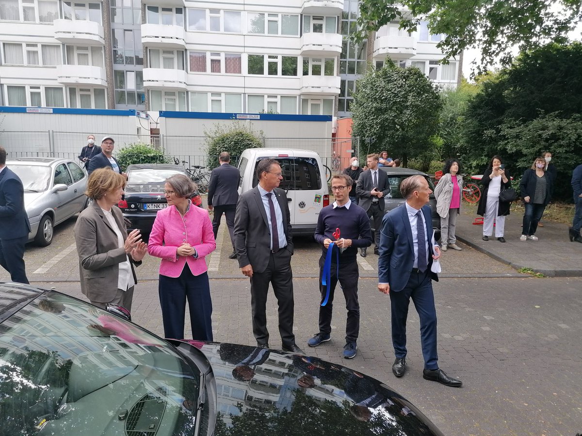 EnergiesprongDE's tweet photo. Glückwünsche zum Startschuss der #Energiesprong-Sanierung an die #WGaV @tmeissner3 & #ecoworks von @HenrietteReker @stadtkoeln, @inascharrenbach @MHKBG_NRW, Alexander Rychter @VdWRW, Axel Gedaschko @GdWWohnen und @dena_news! Mehr unter https://t.co/Ni6nuTm2mp @INTERREG_NWE https://t.co/KEBwMlbL2M