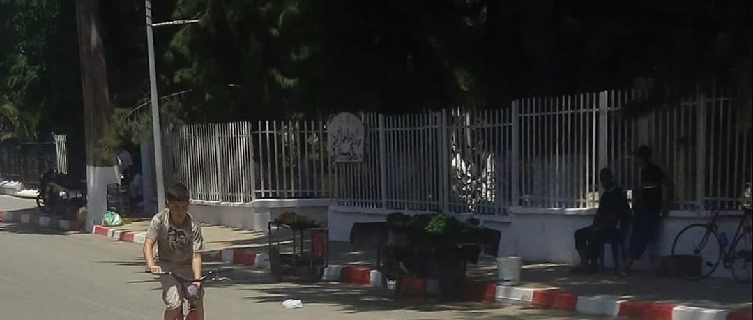 Blida_Urb's tweet photo. شارع أحمد مغربي (سيدي يعقوب) ببلدية #البليدة يتحول الى سوق عمومي يعرقل حركة السير في غياب تام للسلطات المحلية @Wilaya_de_Blida https://t.co/W53xT0ko7O