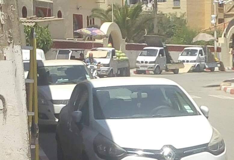 Blida_Urb's tweet photo. شارع أحمد مغربي (سيدي يعقوب) ببلدية #البليدة يتحول الى سوق عمومي يعرقل حركة السير في غياب تام للسلطات المحلية @Wilaya_de_Blida https://t.co/W53xT0ko7O
