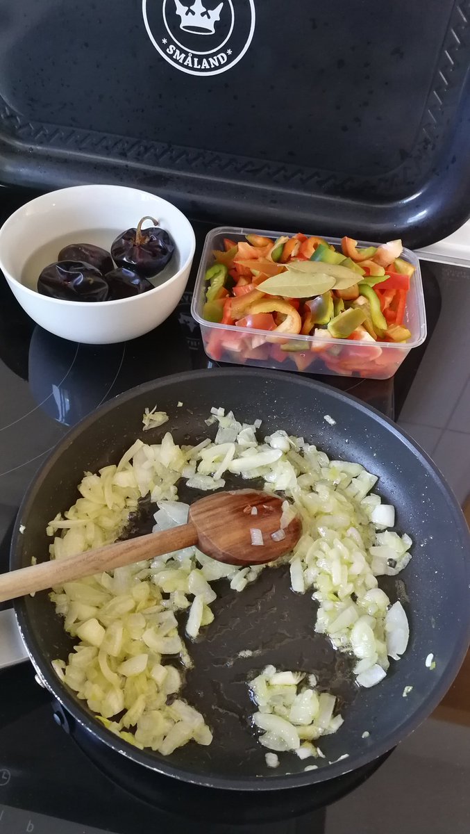 PMonty18's tweet photo. When you cannot get to the Basque Country, then some of it must come to you! ¨Bacalao a la Vizcaina¨!!! One of Northern Spains tastiest recipes for salt cod. #norfish @TCEHTCD https://t.co/lUZ5Zdn7O6