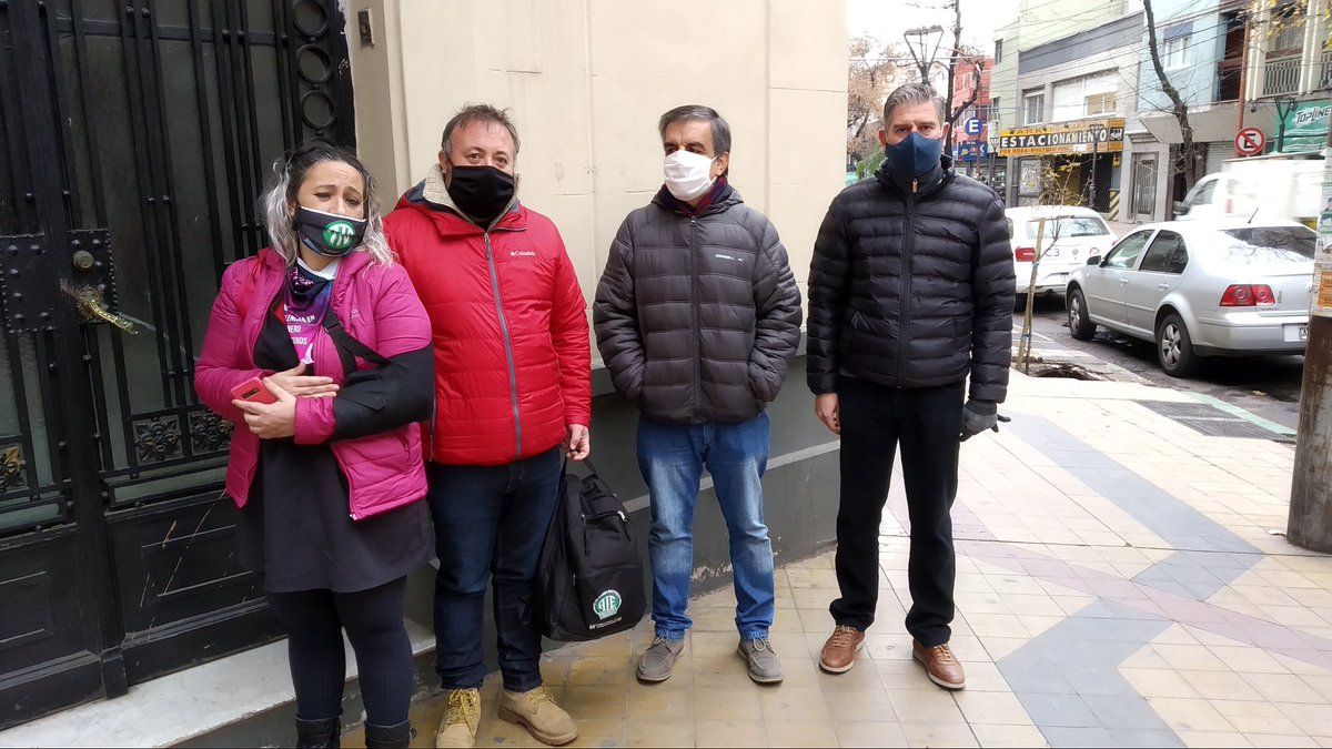 Los estatales se reunieron con representantes de la iglesia. Piden una mediación para solucionar el conflicto con la municipalidad de #Mendoza
<a href="/MartinCain/">Martín Cain</a> <a href="/ate_mendoza/">ATE Mendoza</a>