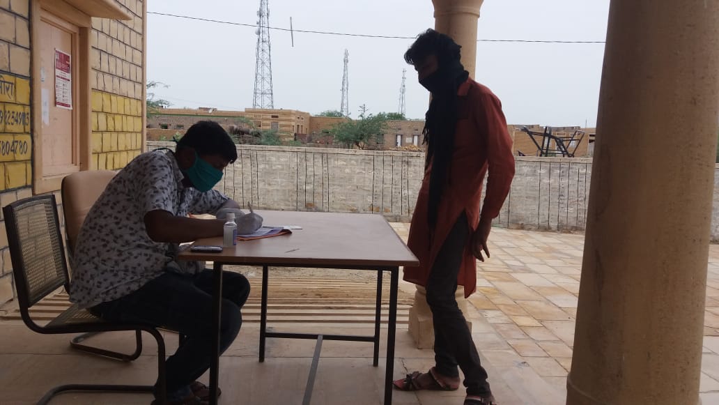 anshulb92's tweet photo. Responding to the pandemic, 92 families of 5 panchayat, Jaisalmer district from DNT, NT who used to earn their living as folk artists were supported with dry ration kits. Thanks to @LIC_HFL for their support 
@ActionAidIndia @sion_kongari @prk_2016 @NaghmaKhaliq https://t.co/qYxGBgMQyw