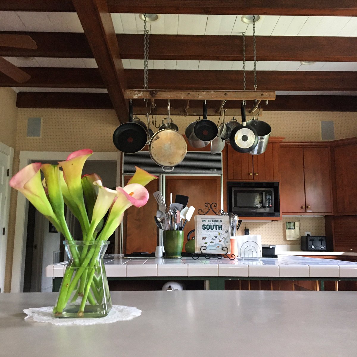 RockvaleWriters's tweet photo. A WEEK IN THE LIFE @ RWC // Come Tuesday morning, you may feel hungry for a hearty, home-cooked breakfast. But wait! Where are all the pans?

Look up - you'll find them ;)

#WritingCommunity #writingresidency #residentwriter #writers #writerscolony https://t.co/j9pdD6AzNl