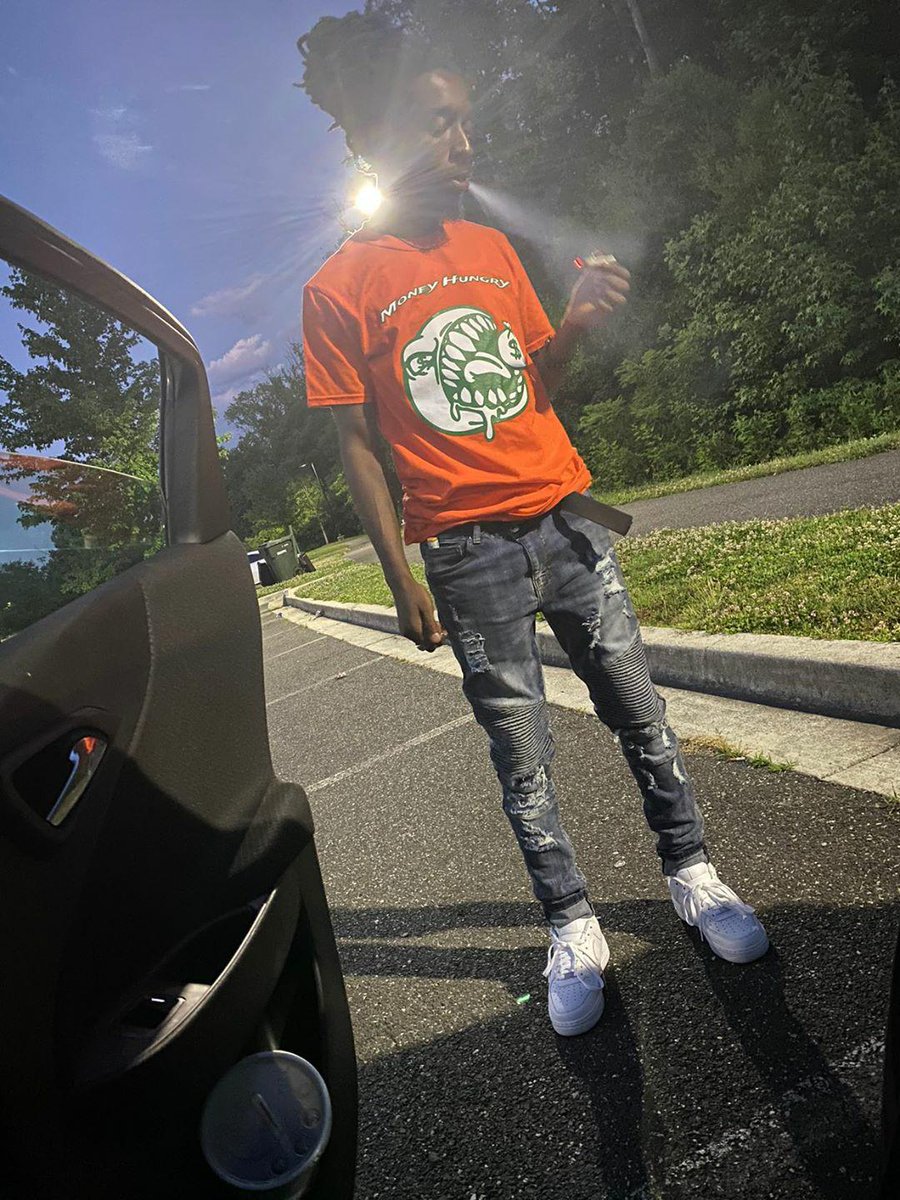 PeteGas4's tweet photo. 💰🦖 #MoneyHungry #SocialDistancing #BlackLivesMatter https://t.co/nZSz8V4iPM